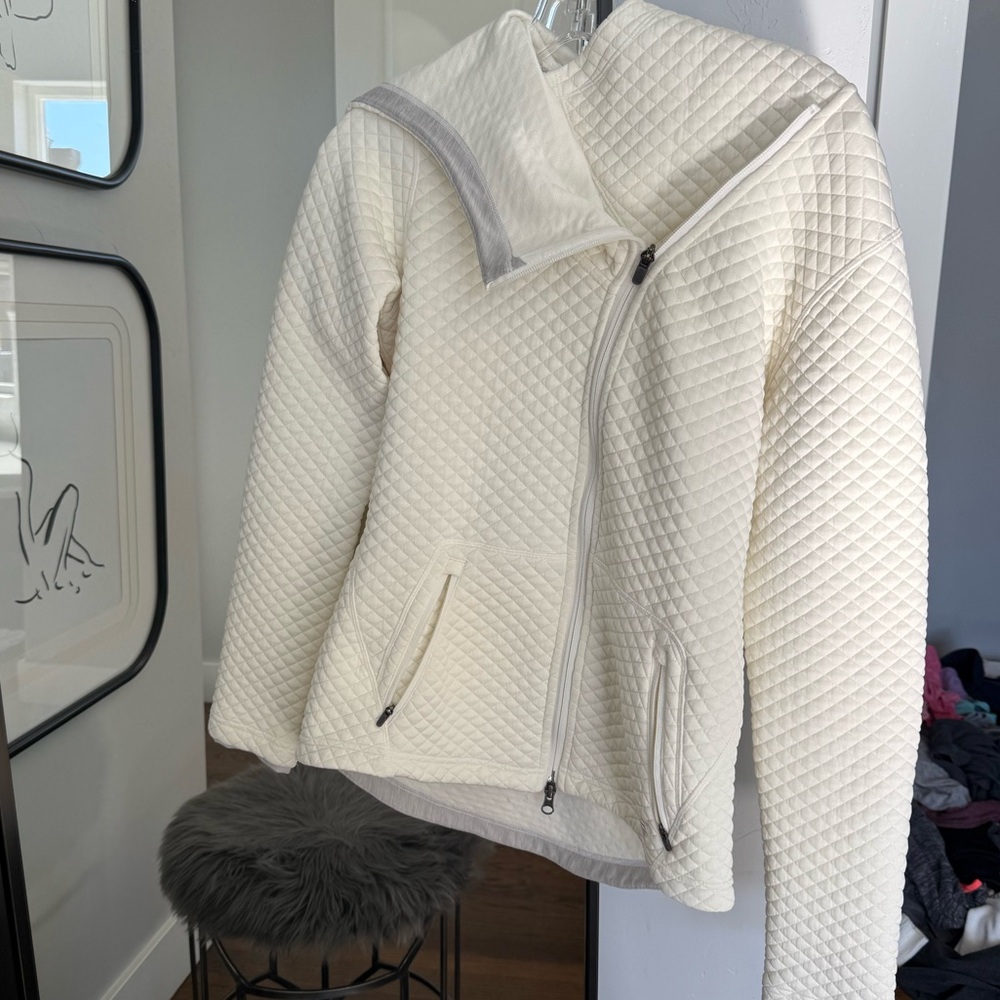 New Balance Jacket size Medium, Cream, Quilted and fabulous